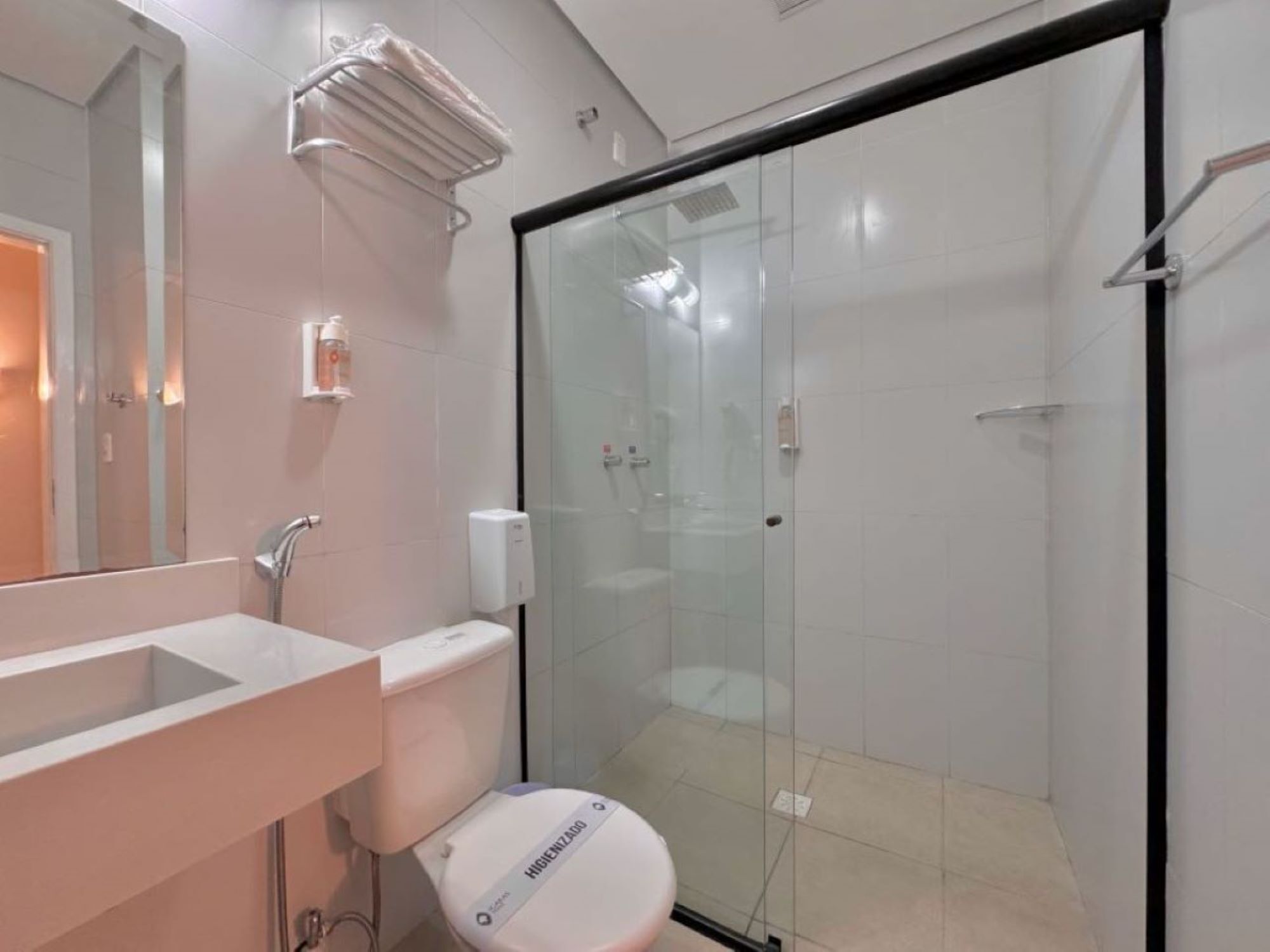 shower, rainfall showerhead, free toiletries, bidet