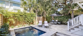 Pool, 2-Blocks to Beach, Pet Friendly, Walk Everywhere