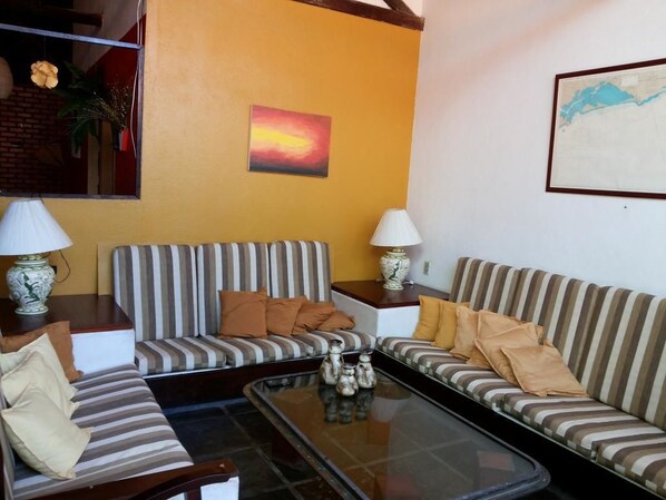 Coin salon dans le hall