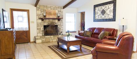 スマートテレビ、暖炉、DVD プレーヤー、書庫