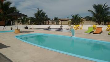 2 piscines extérieures, chaises longues