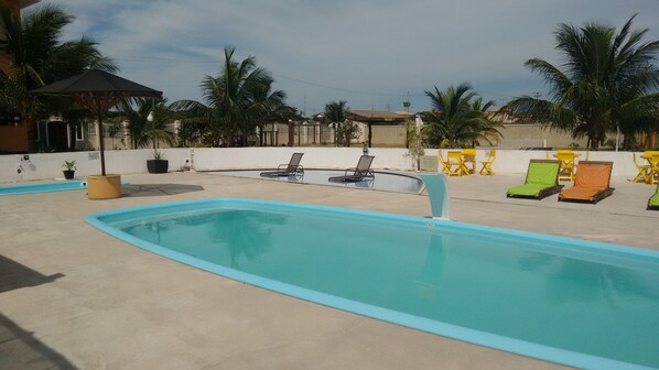 2 piscinas al aire libre, tumbonas