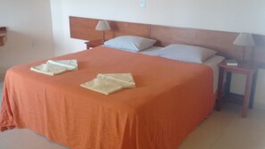 Minibar, in-room safe, desk, blackout drapes - Hotel Villaggio dos Ventos (Arraial do Cabo)