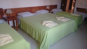 Habitación cuádruple familiar | Minibar, caja fuerte, escritorio y cortinas opacas