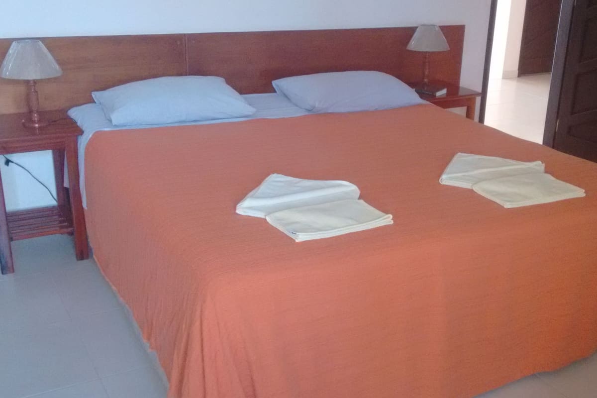 Habitación con 2 camas individuales | Minibar, caja fuerte, escritorio y cortinas opacas