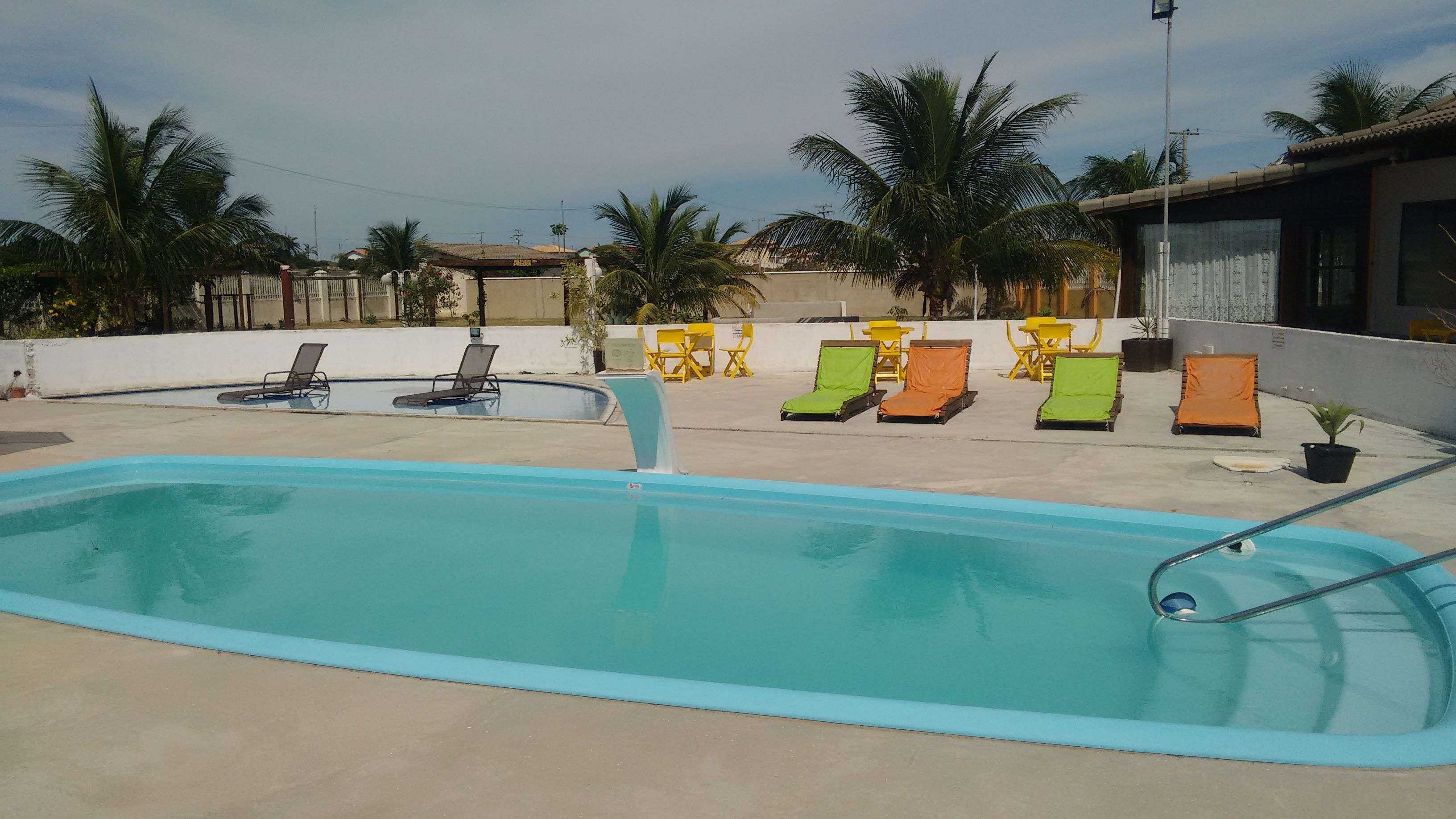 2 outdoor pools, pool loungers