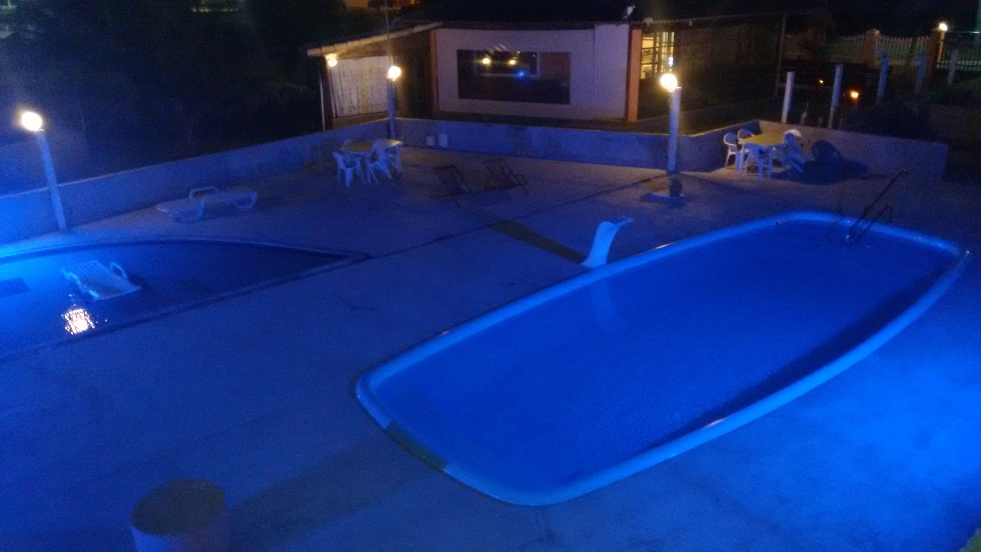 2 outdoor pools, pool loungers