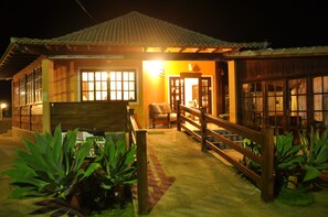 Fachada del alojamiento - Noche