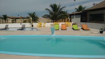 2 piscinas al aire libre, sillones reclinables de piscina