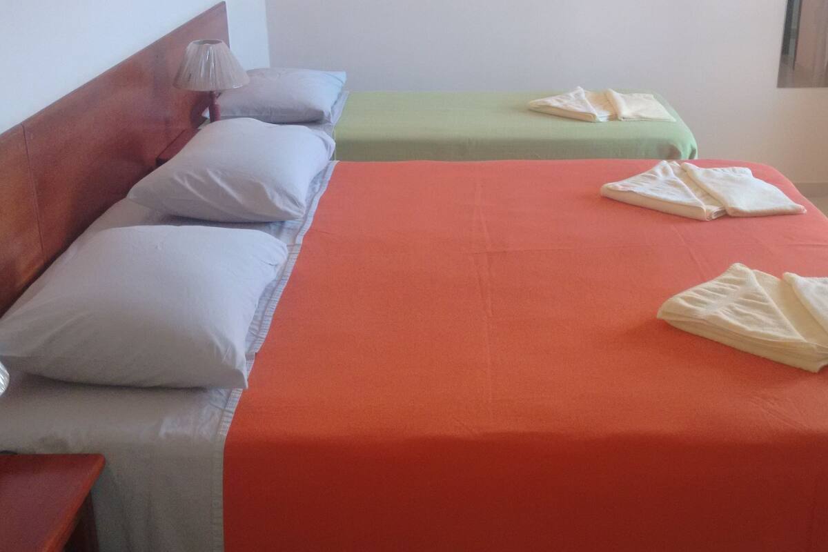 Habitación triple | Minibar, caja de seguridad en la habitación y escritorio