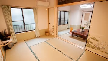 Family Room | Desk, free WiFi, bed sheets