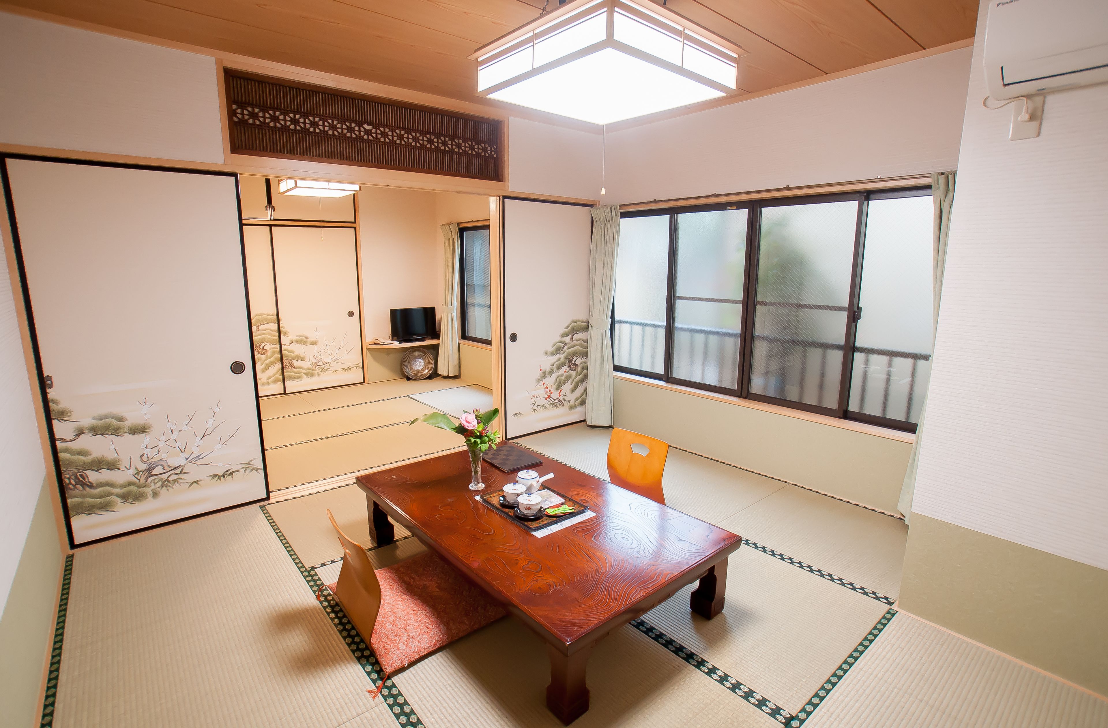 書桌、免費 Wi-Fi、床單