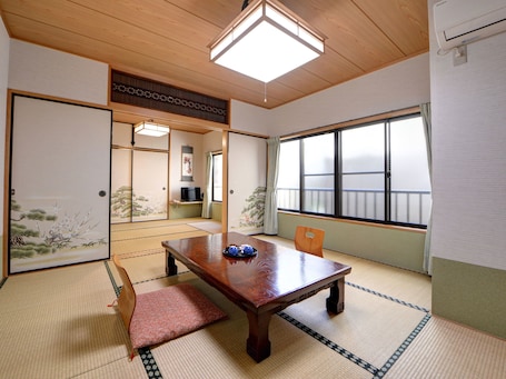 Family Room | Desk, free WiFi, bed sheets