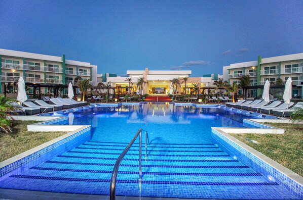 Hồ bơi ngoài trời