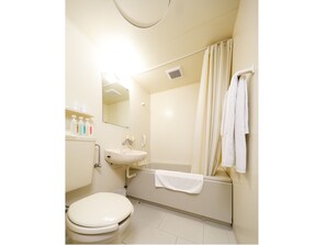 Ducha y bañera combinadas y artículos de higiene personal gratuitos