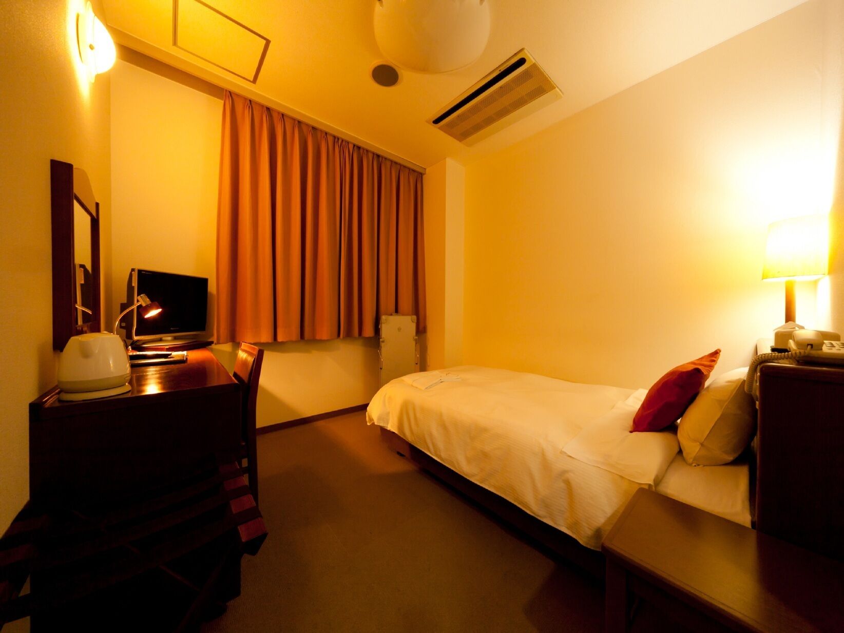Down duvets, desk, blackout curtains, free WiFi