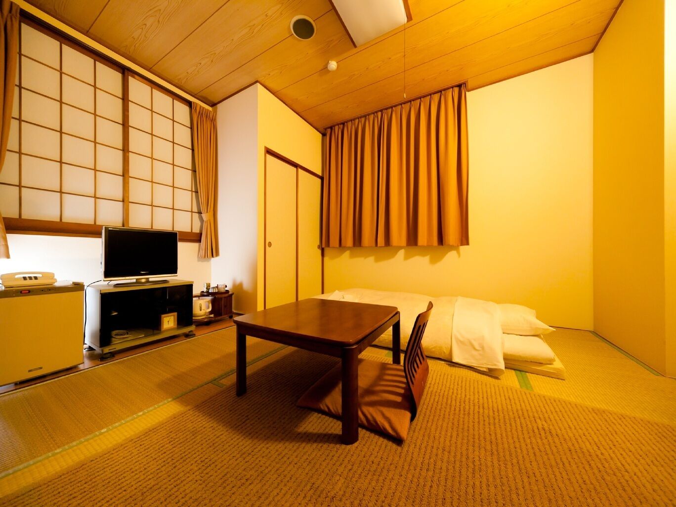 Down duvets, desk, blackout curtains, free WiFi