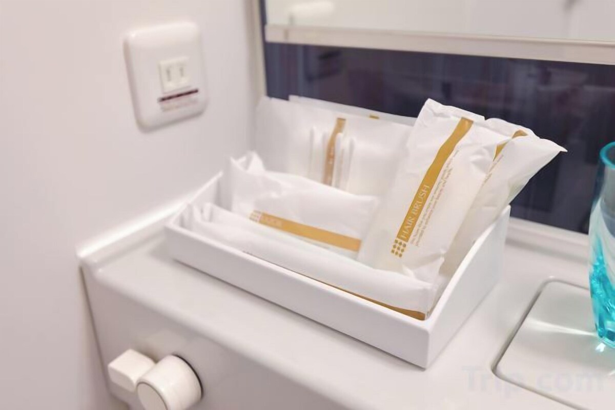 Bathroom amenities | Combined shower/tub, free toiletries, hair dryer, slippers