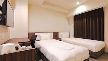 Ropa de cama de alta calidad y caja de seguridad en la habitación