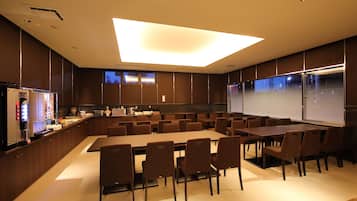 Desayuno buffet (JPY 1200.00 por persona)