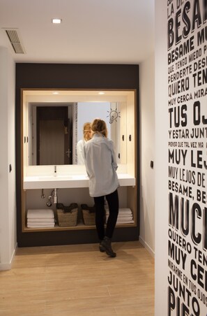 Buồng tắm vòi sen, đồ dùng nhà tắm miễn phí, máy sấy tóc, khăn tắm