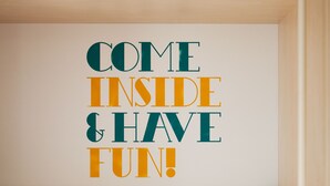 A bunk bed with a motivational message on the wall. - TOC Hostel Sevilla (Seville)