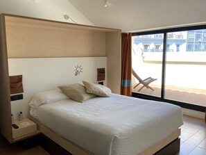 Double Room Plus with Terrace | Coffres-forts dans les chambres, rideaux occultants, Wi-Fi gratuit