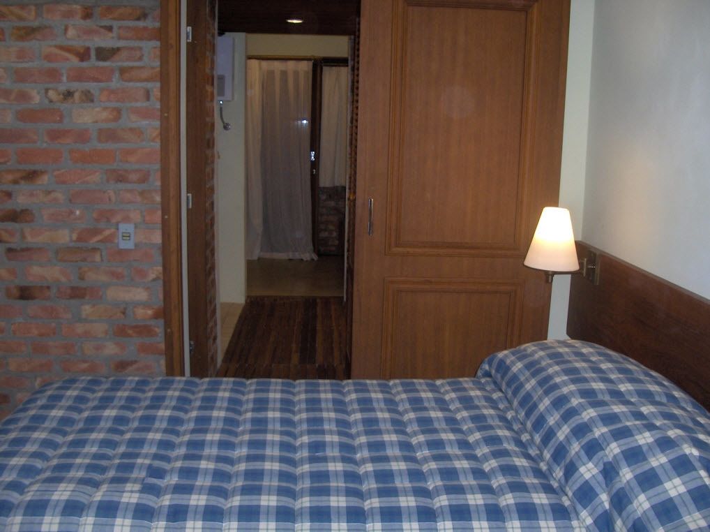 Een minibar, een kluis op de kamer, een bureau, verduisterende gordijnen