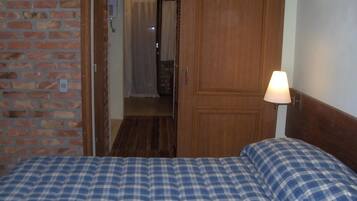 Een minibar, een kluis op de kamer, een bureau, verduisterende gordijnen