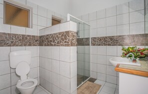 Casa família, 3 quartos, vista para o jardim, no jardim | Banheiro | Chuveiro, produtos de toalete grátis, secador de cabelo 