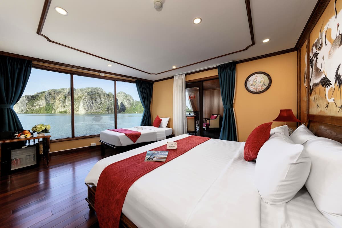 Quarto real, sacada, vista para a baía | Roupas de cama premium, frigobar, cofres nos quartos, escrivaninha