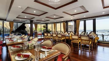 Aperto a colazione, pranzo e cena, cucina locale e internazionale