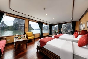 Quarto triplo real, sacada, vista para a baía | Vista para praia/oceano