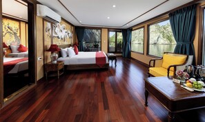 Royal Quadruple Room, 2 Bedrooms, Balcony, Bay View | Peralatan tempat tidur premium, bar mini, peti besi dalam bilik, meja 