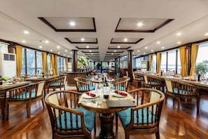 Café da manhã, almoço e jantar; local e internacional