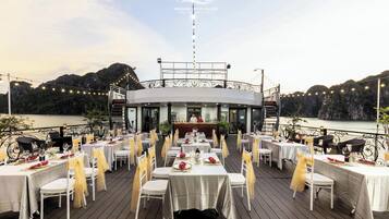 Breakfast, lunch, dinner served; local and international cuisine