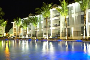 Outdoor pool, free pool cabanas, pool umbrellas