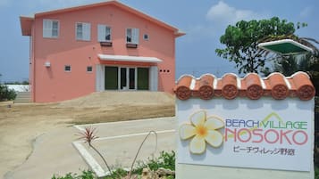 Fachada de la propiedad
