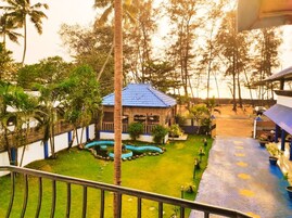 Habitación estándar doble, vistas a la playa | Caja fuerte, escritorio, espacio para trabajar con un portátil