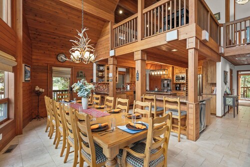 Family Lodge: 9 Min to Donner Lake w/ EV Charger, Games, Large Decks & Bunk Room