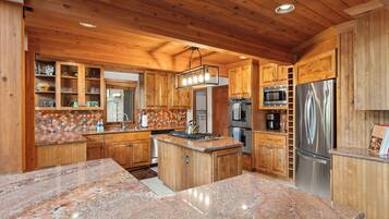 JÀÀkaappi, mikroaaltouuni, uuni, liesi