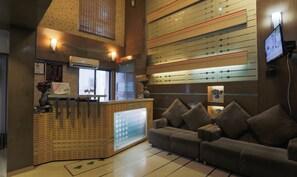 Lobby sitting area - Hotel Apple Inn (Vapi)