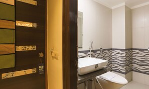 Deluxe-Zimmer | Badezimmer | Dusche, kostenlose Toilettenartikel, Handtücher