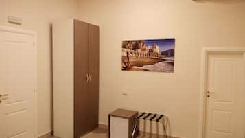 Standard Room, 1 Queen Bed, Ensuite (massimo per 2 persone) | Minibar, individually decorated, individually furnished, desk