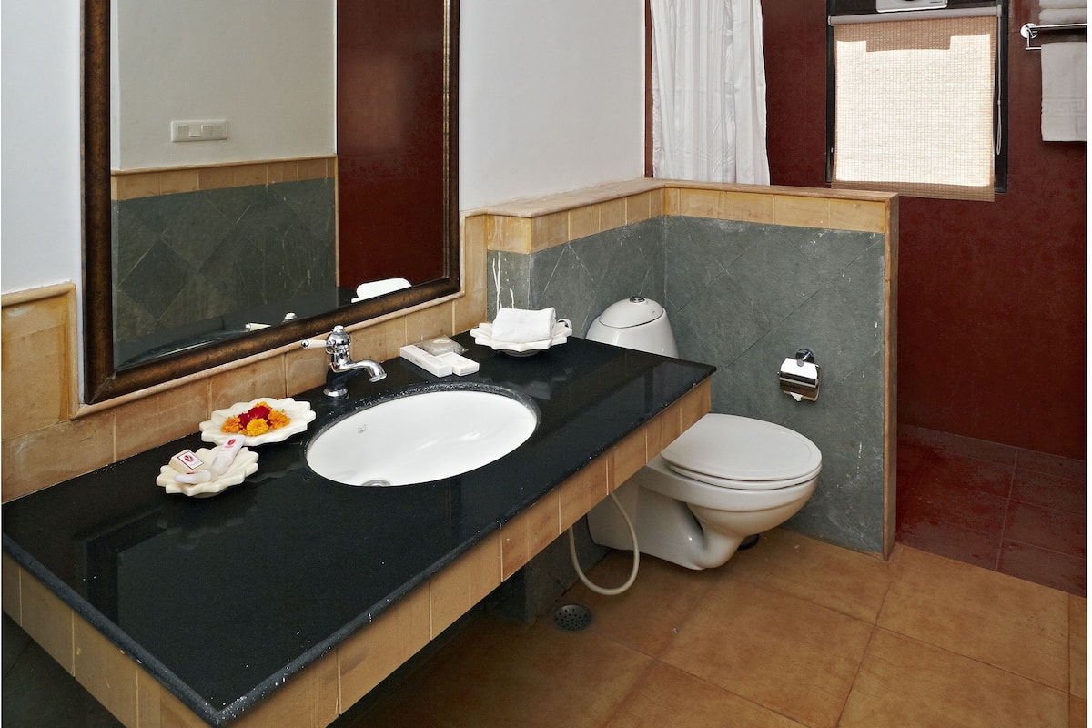 Shower, rainfall showerhead, free toiletries, slippers