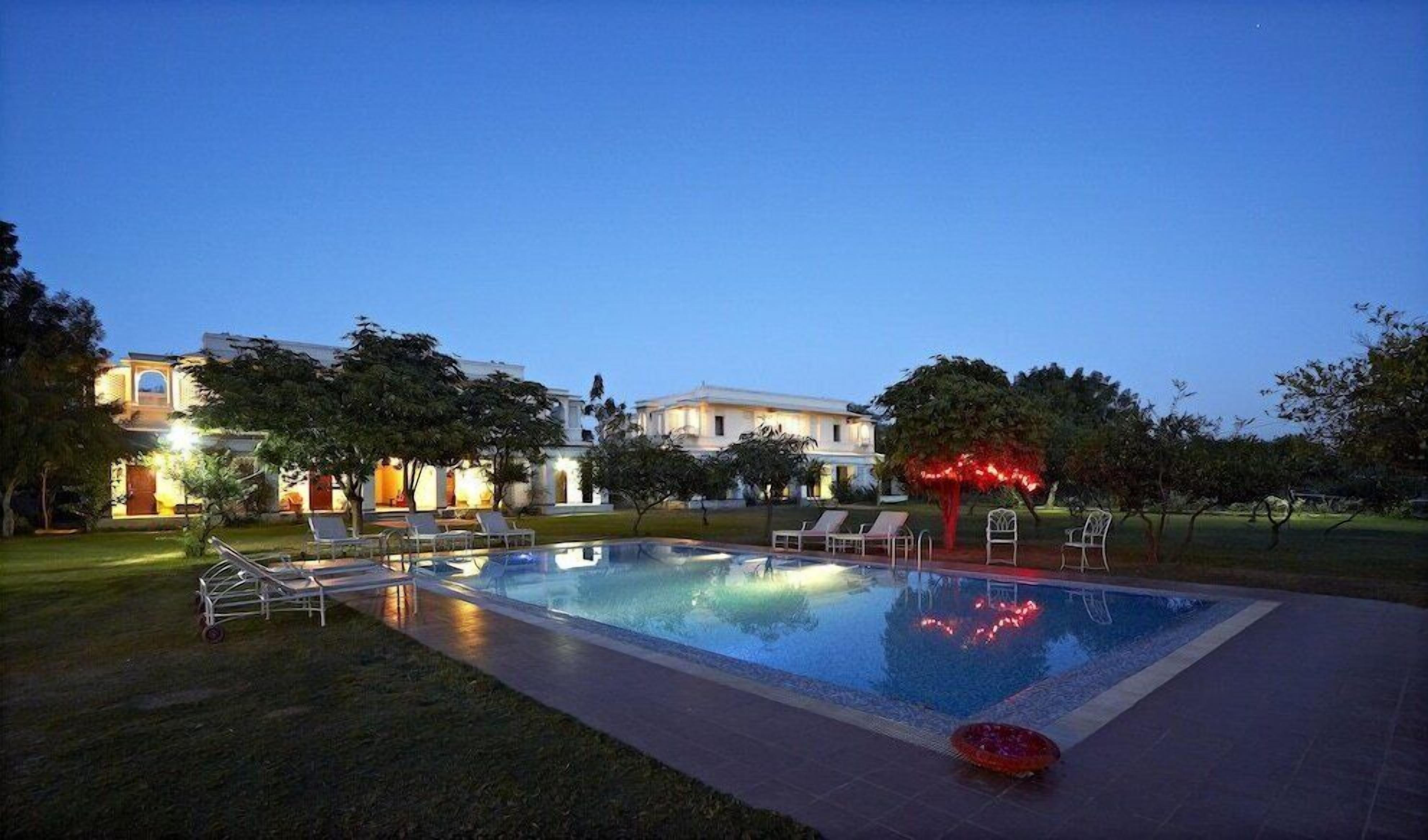 من حمّامات السباحة المغطاة، حمّام سباحة خارجي