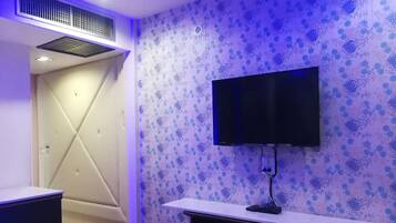VIP Double Room | Desk, free WiFi, bed sheets