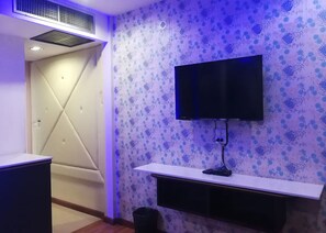 VIP Double Room | Desk, free WiFi, bed sheets - The Ring Khokmao (Hat Yai)