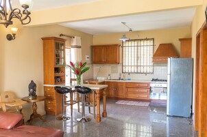 Cafetera/tetera, refrigerador, microondas, horno