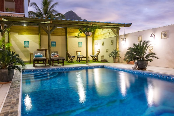 Una piscina al aire libre